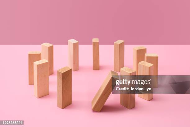 dominoes in a circle, one falling - anti gravity 個照片及圖片檔