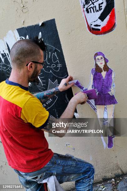 Escalier de la Rue du Calvaire, street art de Patrick Appère dit Paddy, collage de Pin Up par l'artiste, 13 mai 2015, quartier de Montmartre, Paris...