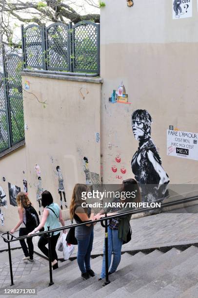 Street art dans l'escalier de la Rue du Calvaire, collage de l'artiste de rue américain Eddie Colla, 13 mai 2015, quartier de Montmartre, Paris 18ème...