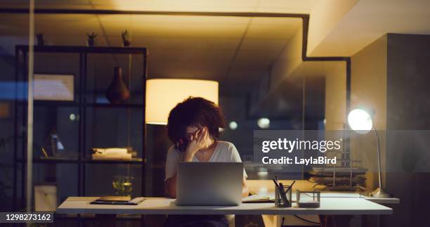 een belaste geest is onproductief - overwerkt stockfoto's en -beelden