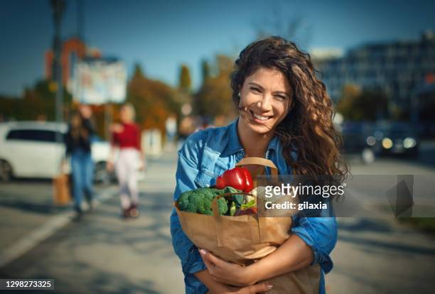 sent 20-talskvinna efter shopping under coronaviruspandemi - grocery bag bildbanksfoton och bilder
