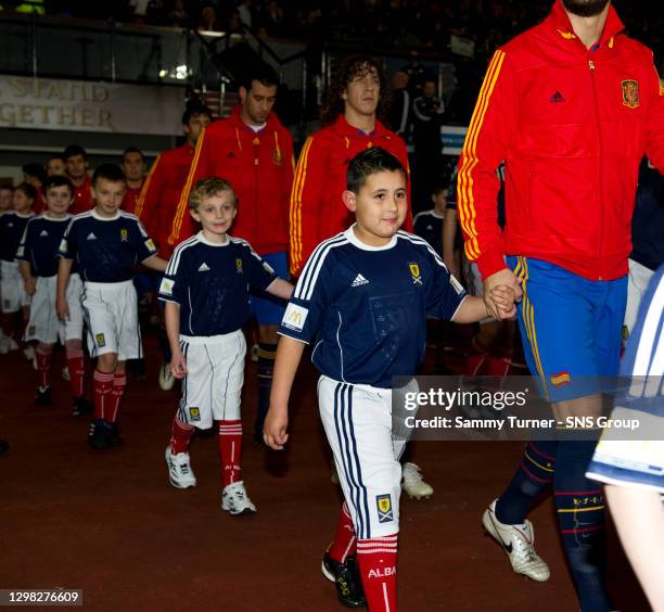 V SPAIN .HAMPDEN - GLASGOW.Mascots