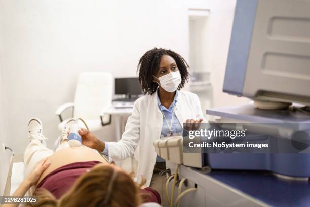 esame di gravidanza ad ultrasuoni - obstetrician foto e immagini stock