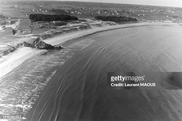Vue aérienne des plages bretonnes sur lesquelles se sont répandues les 130 000 tonnes de pétrole du super tanker 'Amoco Cadiz' qui s'est échoué près...