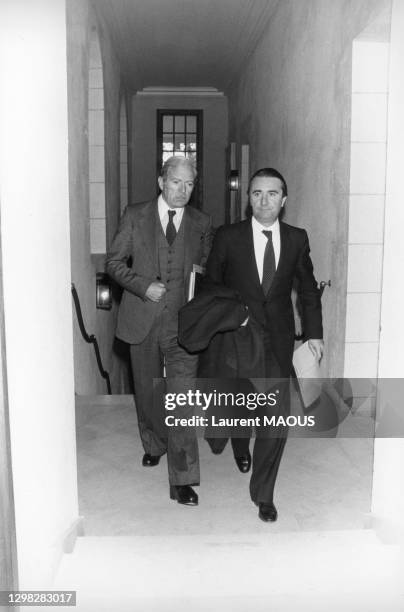 Maurice Herzog et le ministre des Sports Jean-Pierre Soisson à la sortie d'une réunion du Comité National Olympique et Sportif Français à Auxerre, le...