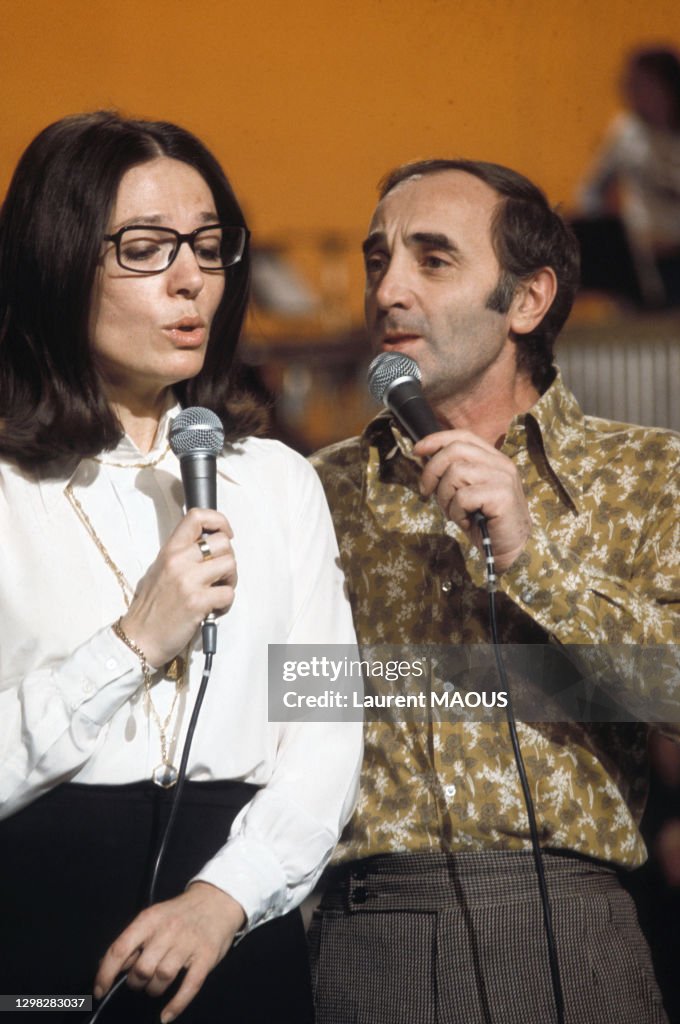 Charles Aznavour lors d'un show télévisé en 1974