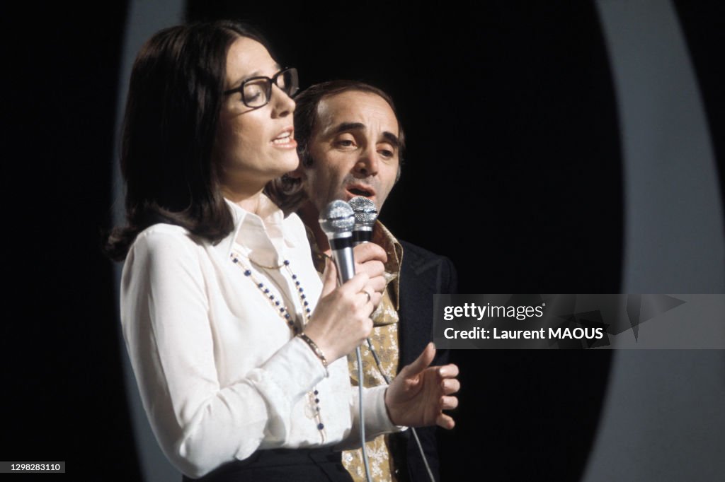 Charles Aznavour lors d'un show télévisé en 1974