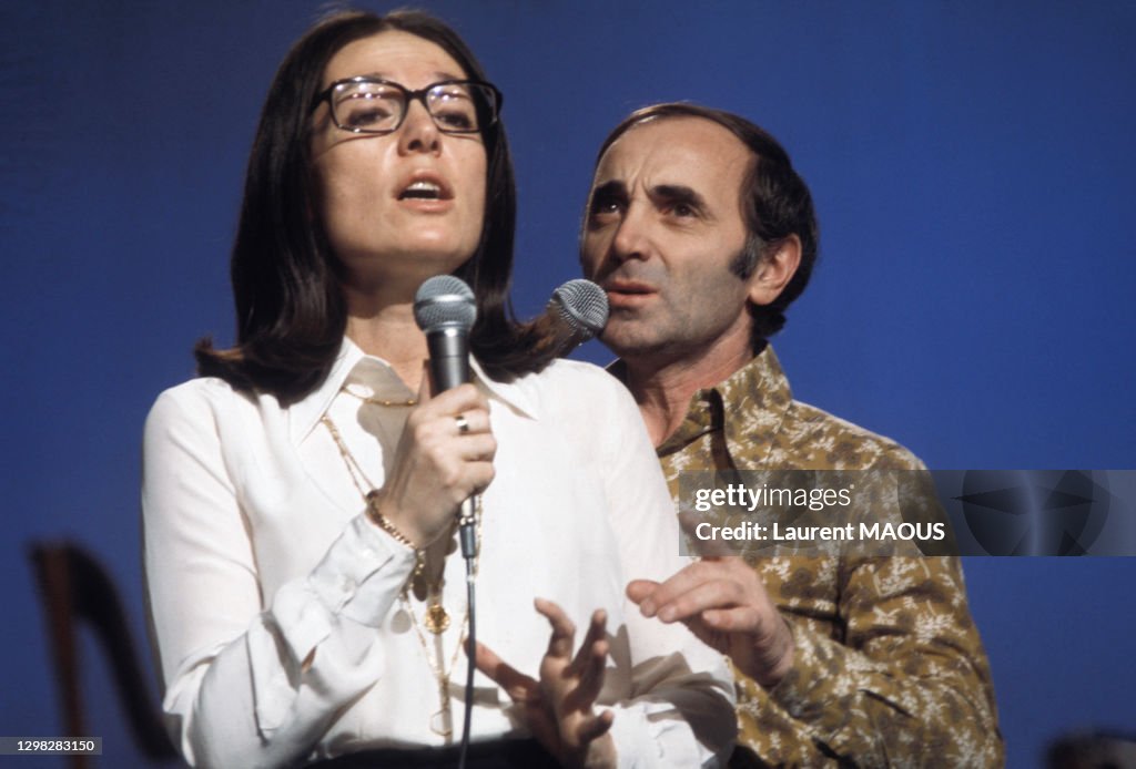 Charles Aznavour lors d'un show télévisé en 1974