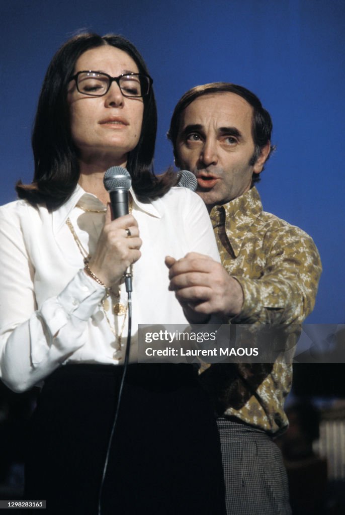 Charles Aznavour lors d'un show télévisé en 1974