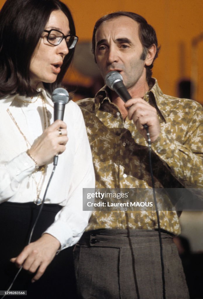 Charles Aznavour lors d'un show télévisé en 1974