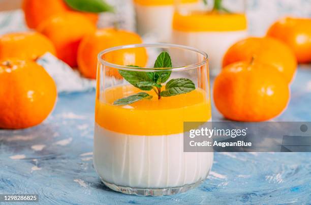 panna cotta met mandarijngelei - gelatin dessert stockfoto's en -beelden