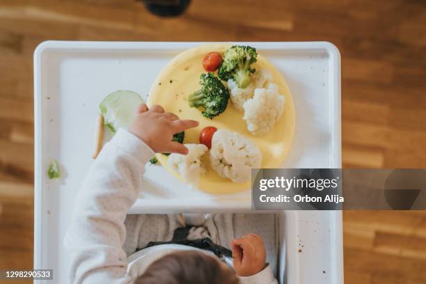 baby die groenten eet - solids stockfoto's en -beelden