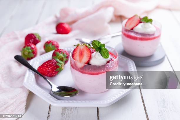 mousse de morango caseiro - gelatina sobremesa - fotografias e filmes do acervo