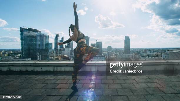 Hit Dance Photos and Premium High Res Pictures - Getty Images