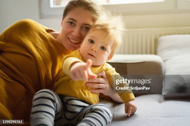 wie is dat achter de camera? - baby pointing stockfoto's en -beelden