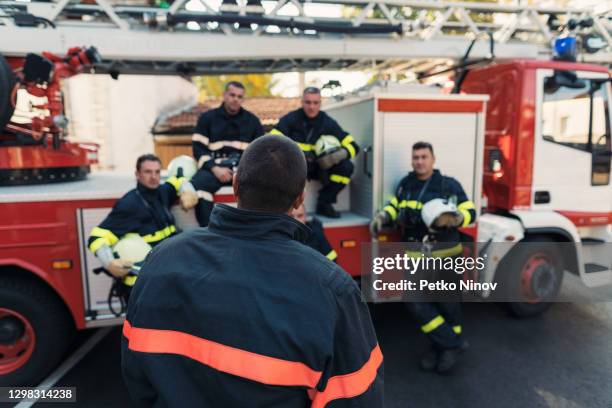 hoofd brandambtenaar die veiligheidsbriefing met zijn team leidt - red event in stockfoto's en -beelden