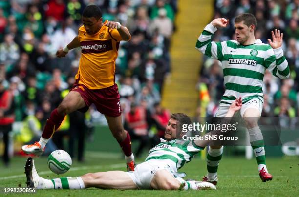 V MOTHERWELL .CELTIC PARK - GLASGOW.Motherwell's Chris Humphrey skips past Charlie Mulgrew as Gary Hooper tries to get in on the action
