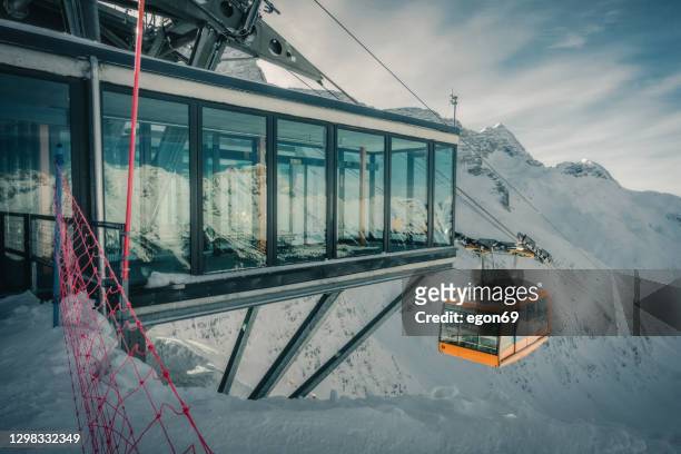seilbahn im skigebiet - station stock-fotos und bilder