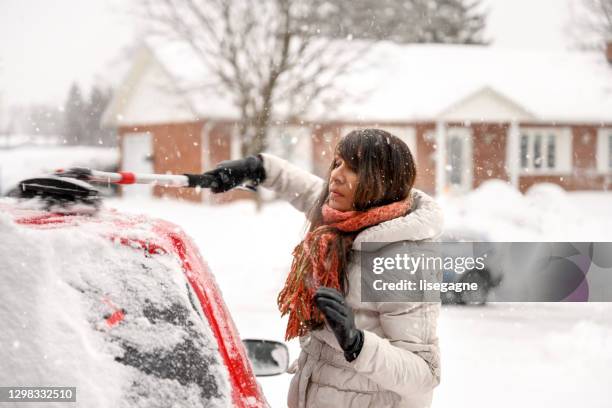 Ein Junger Mann Reinigt Mit Einer Schaufel Schnee Aus Einem Auto Stock-Foto  - Getty Images