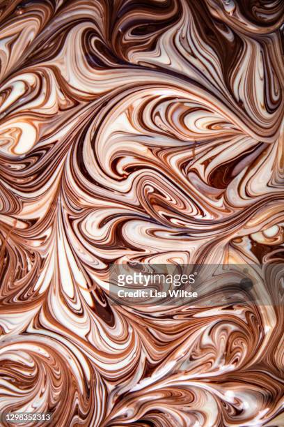 a macro shot of marbled chocolate bark, made with white and dark chocolate. - cacao beans stock-fotos und bilder