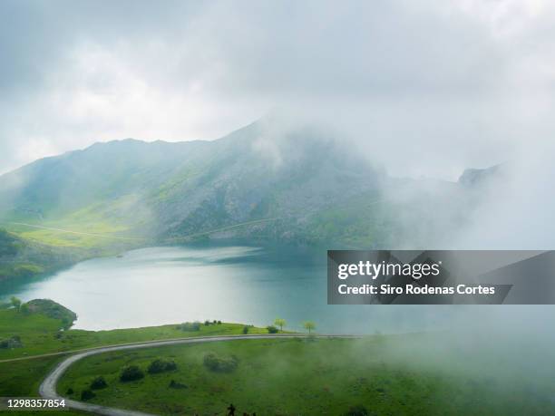 lakes of covadonga - asturias imagens e fotografias de stock