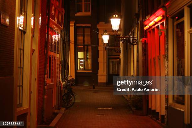 netherlands nationwide curfew amid the coronavirus pandemic in amsterdam - red light district 個照片及圖片檔