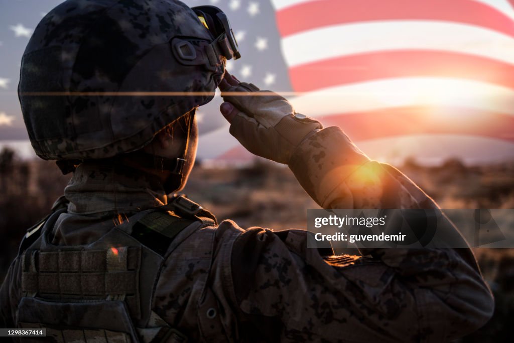 日の出で米国旗を敬礼する女性ソリッド