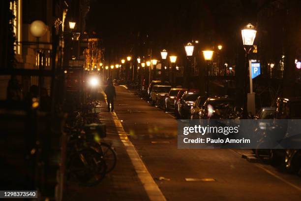 netherlands nationwide curfew amid the coronavirus pandemic in amsterdam - avondklok stockfoto's en -beelden