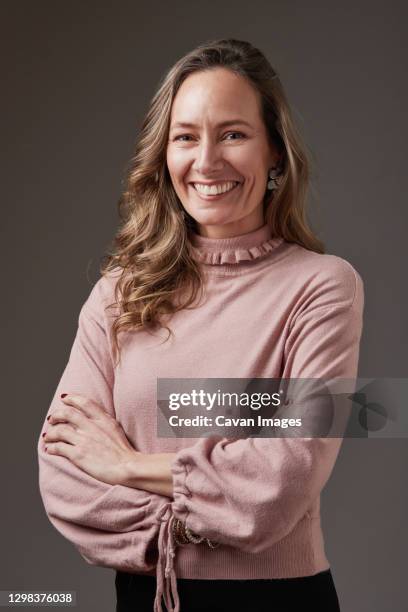 retrato en estudio de mujer empresaria sobre fondo gris. - azul celeste stock pictures, royalty-free photos & images