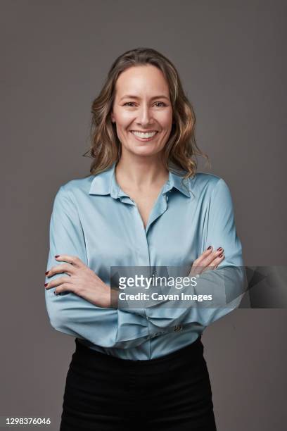 retrato en estudio de mujer empresaria sobre fondo gris. - collar up imagens e fotografias de stock