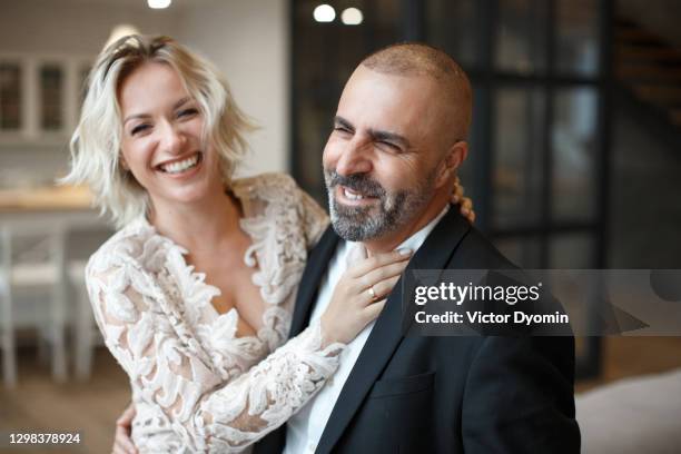 portrait of the smiling married couple at home - old man young woman stockfoto's en -beelden