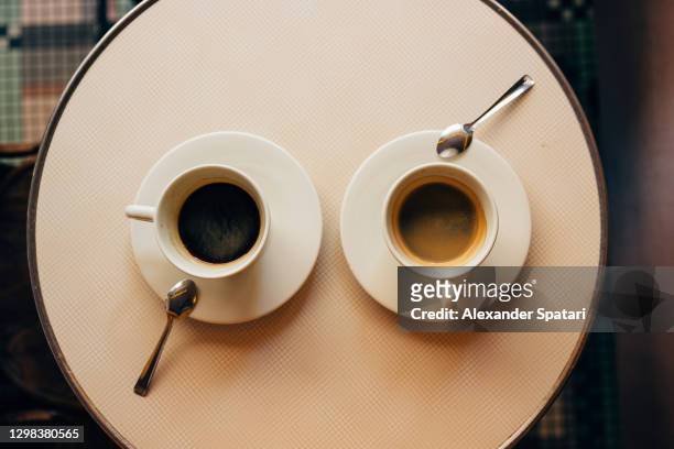 directly above view of two coffee cups on the table in the cafe - 2 runde stock-fotos und bilder