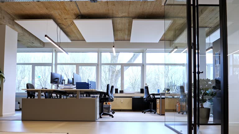 https://media.gettyimages.com/id/1298383622/video/interior-of-an-empty-modern-loft-office-open-space.jpg?b=1&s=640x640&k=20&c=IIQreDLHrpDajLM3UPX8-tnluIokGcJiujiOVo6_Qv0=