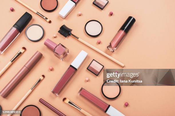 set of different makeup accessories on beige, brown background. knolling concept. cosmetic products for skin care. eyeshadow, blush, face powder, nail polish, brushes and lipstick. - cosmetica fotografías e imágenes de stock