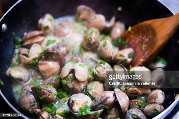 cooking clams - clams cooked stock-fotos und bilder