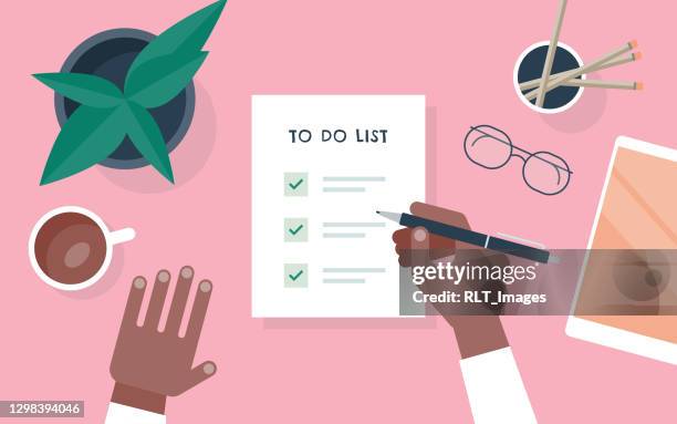 stockillustraties, clipart, cartoons en iconen met vlakke vectorillustratie van persoon die lijst bij bureau controleert te doen - checklist