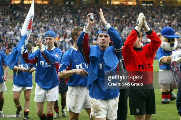 17/03/02 CIS INSURANCE CUP FINAL.RANGERS v AYR UTD (4-0).HAMPDEN - GLASGOW.Barry Ferguson celebrates the win with Rangers team mates (Photo by SNS Group via Getty Images)