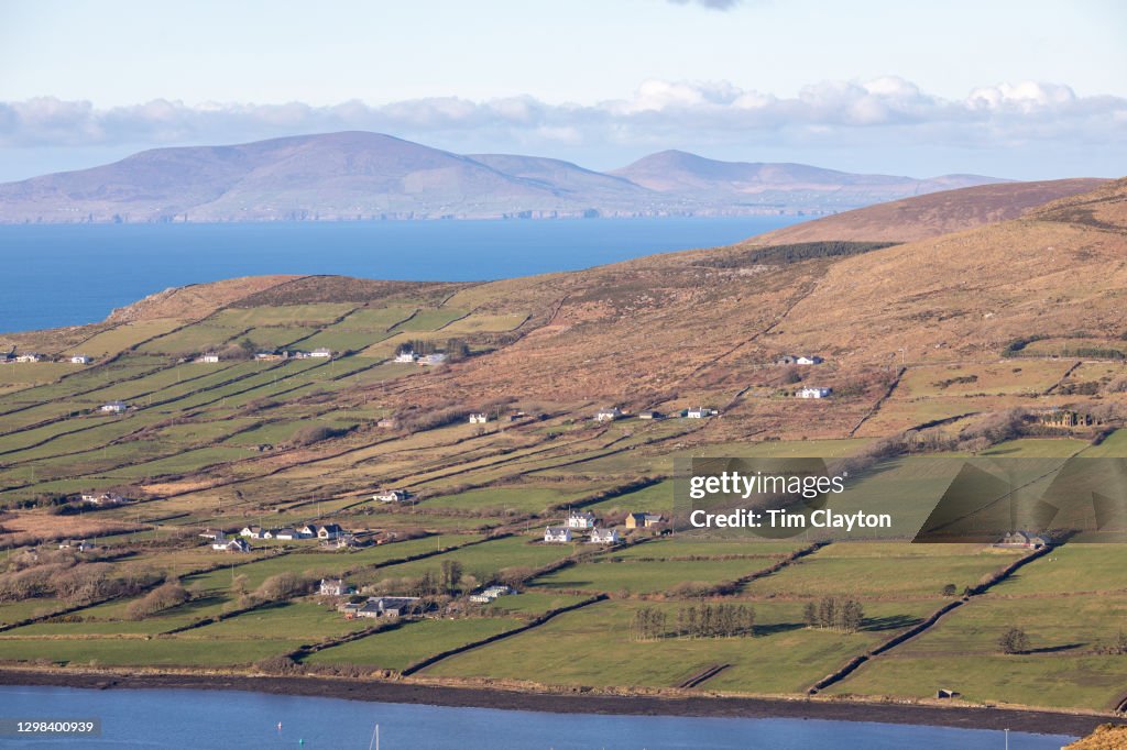 Tochi boom kook een maaltijd sympathie Views Of Cahersiveen Showing The Surrounding Countryside And The Atlantic  Ocean In The Distance From Beentee Mountain On The Beentee Loop Walk In The  Ring Of Kerry Ireland Stock-Foto - Getty Images