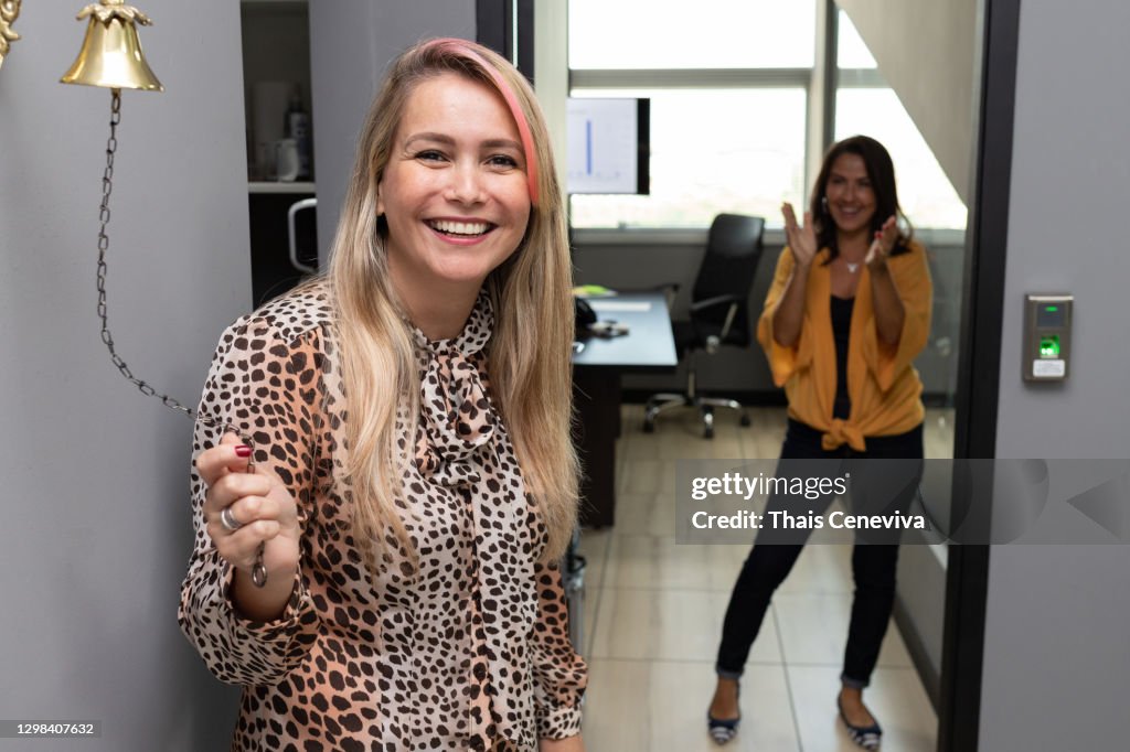 Affärskvinnor jublar på kontoret.