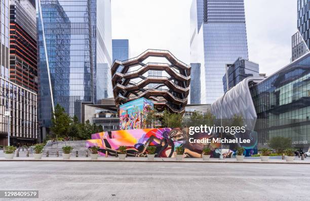 hudson yards and vessel - real estate development in new york - modern garden shed stockfoto's en -beelden