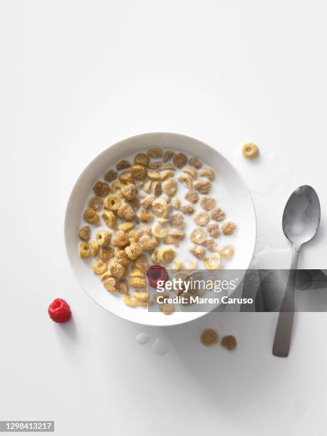 bowl of cereal loops with raspberries - cheerios stock-fotos und bilder