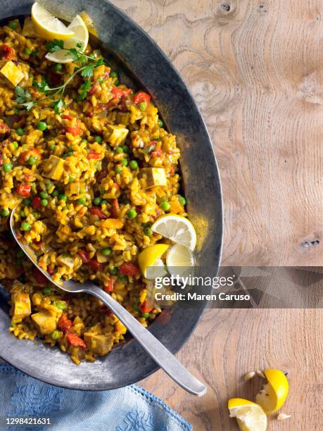 dish of paella with tofu on table - paella stock-fotos und bilder