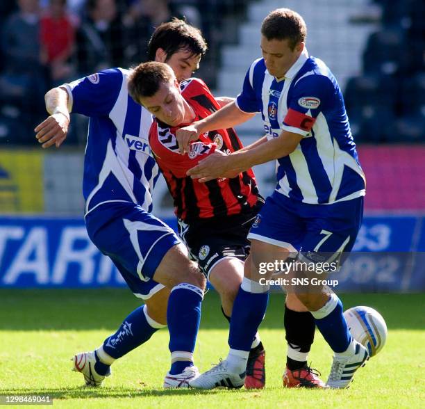 V ST MIRREN.RUGBY PARK - KILMARNOCK.Paul McGowan is crowded out by Kilmarnock's Manuel Pascali and Craig Bryson