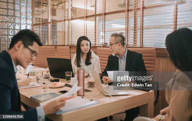 Asiatische chinesische arbeitenSenior mit Geschäftstreffen mit seinem Kollegen im Sitzungssaal