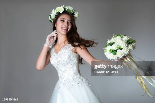 woman in a wedding dress - lace glove 個照片及圖片檔