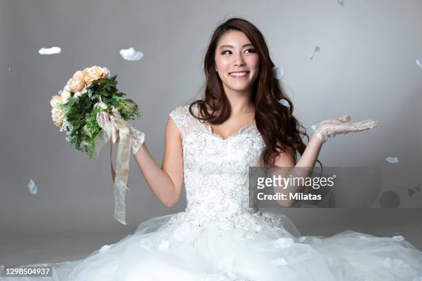 woman in a wedding dress - lace glove fotografías e imágenes de stock