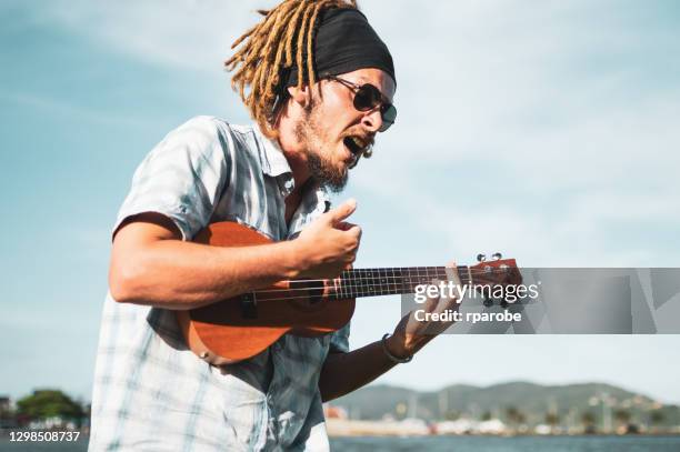 ein mann spielt ukulele und singt, in florianopolis - ukulele stock-fotos und bilder