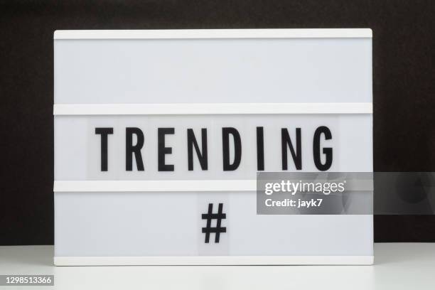 trending text - hashtag stockfoto's en -beelden