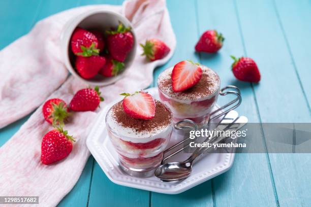 tiramisù alla fragola - tiramisù foto e immagini stock