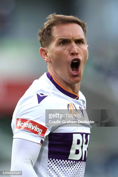 Neil Kilkenny of the Glory shouts at the referee during the A-League match between the Melbourne Victory and the Perth Glory at AAMI Park, on January...